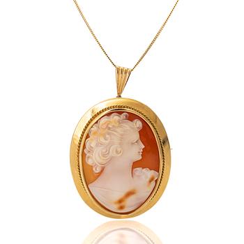 Necklace/brooch in 18K gold with a carved shell cameo.
