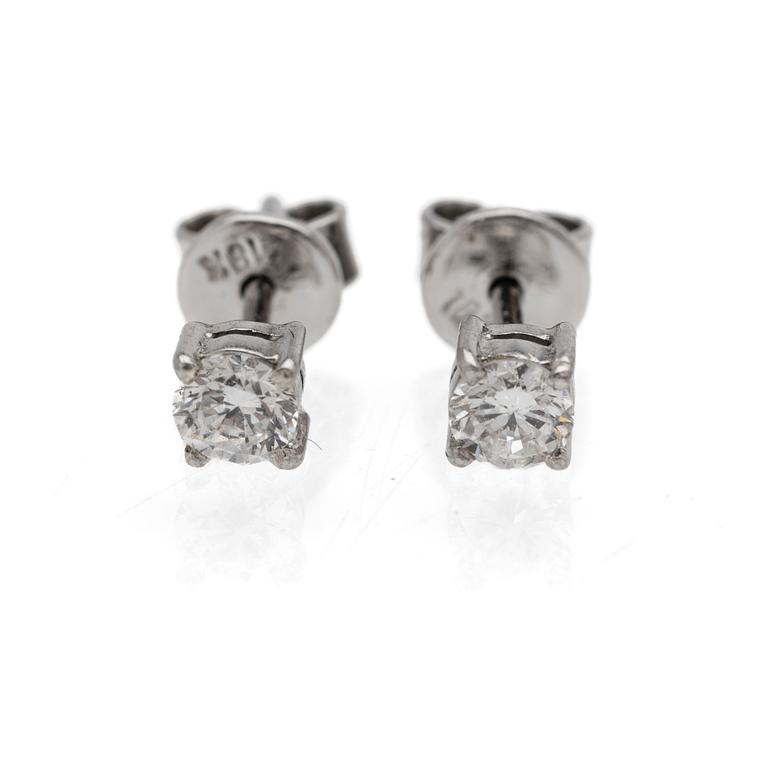 18K white gold earrings with diamonds.