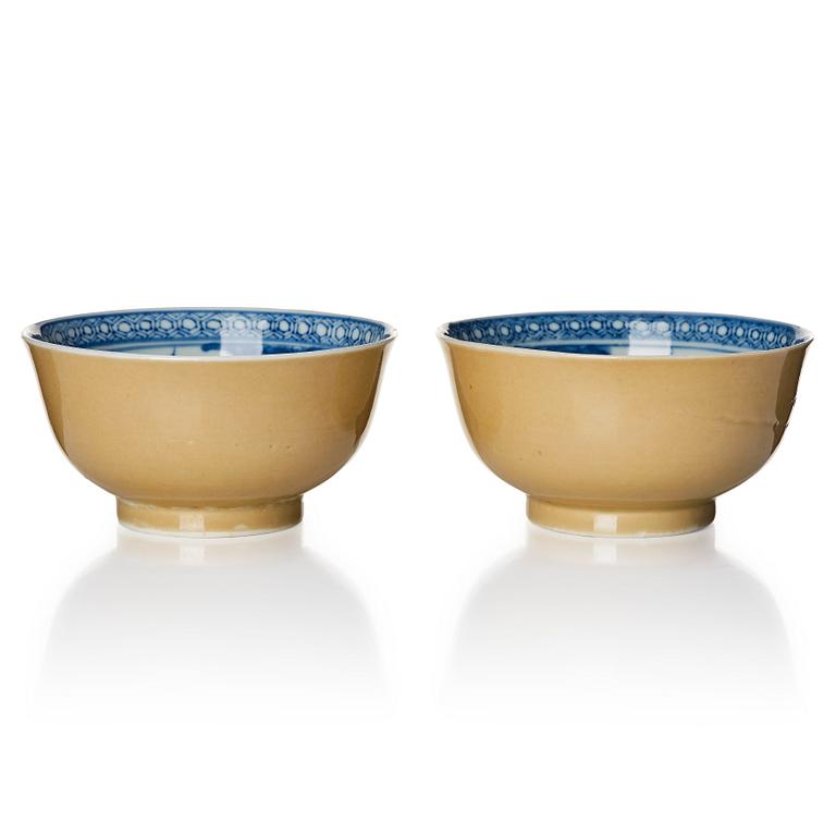 A pair of blue and white bowls. Qing dynasty, 18th century.