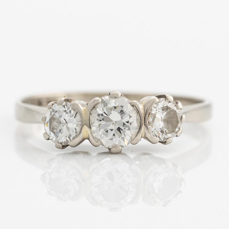 Ring, 18K vitguld med tre briljantslipade diamanter.