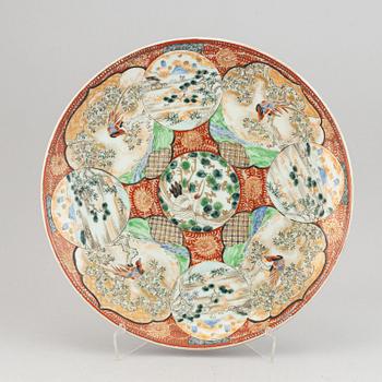 A Japanese imari dish, 20th century.