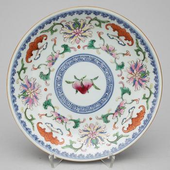 SKÅLFAT, 3 st, porslin, Kina, Qianlong respektive Jiaqing, 17/1800-tal.