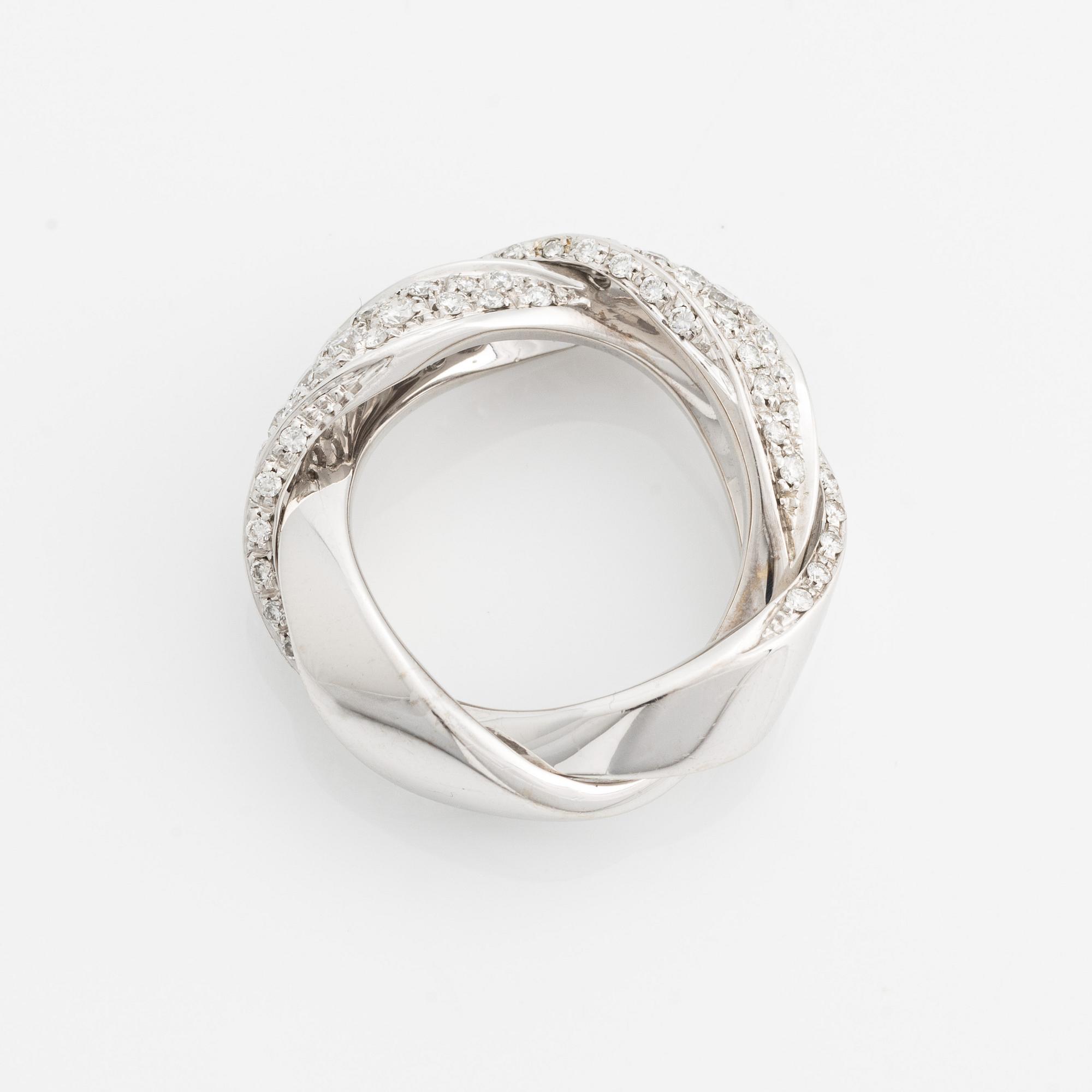 H Strömdahl ring 18K vitguld med runda briljantslipade diamanter.