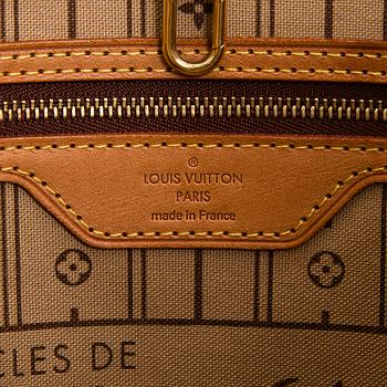 Louis Vuitton, a Monogram Canvas 'Neverfull MM' bag.