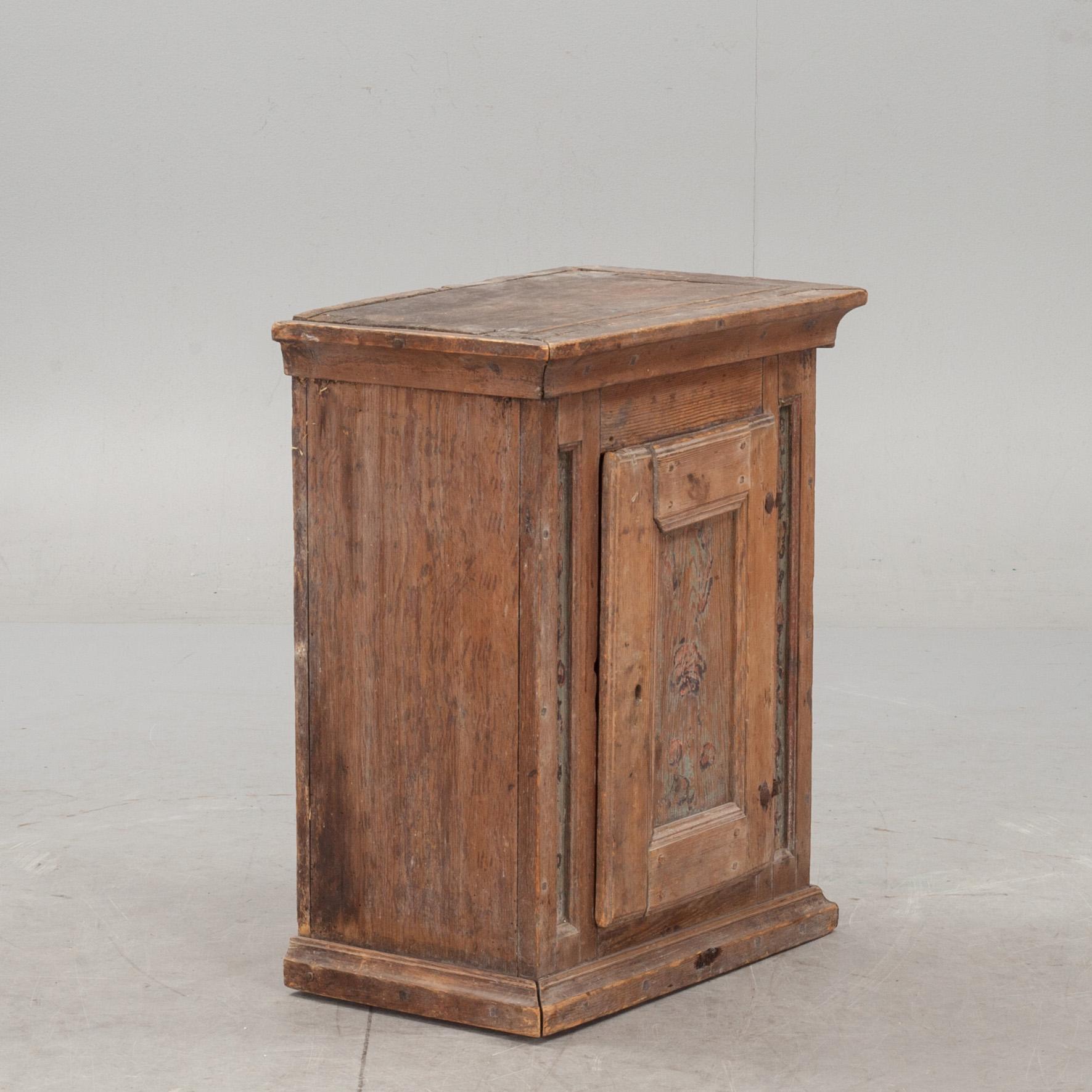 HÄNGSKÅP, allmoge. Bär datering 1780.