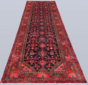 A Hamadan runner, approx. 432 x 110 cm.
