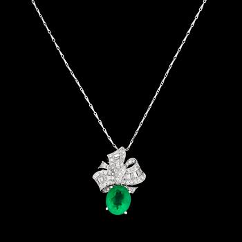1087. An emerald and diamond pendant, tot. 1.10 cts of diamonds and app 4 cts the emerald.
