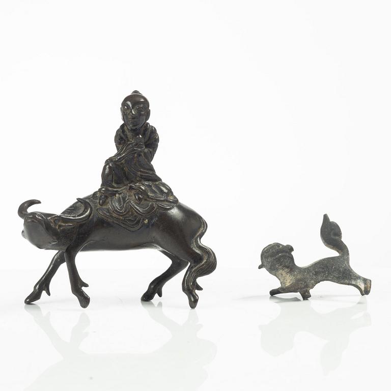 Figuriner, två stycken, samt nagelskydd och bönesnurra, sen Qingdynasti/tidigt 1900-tal.