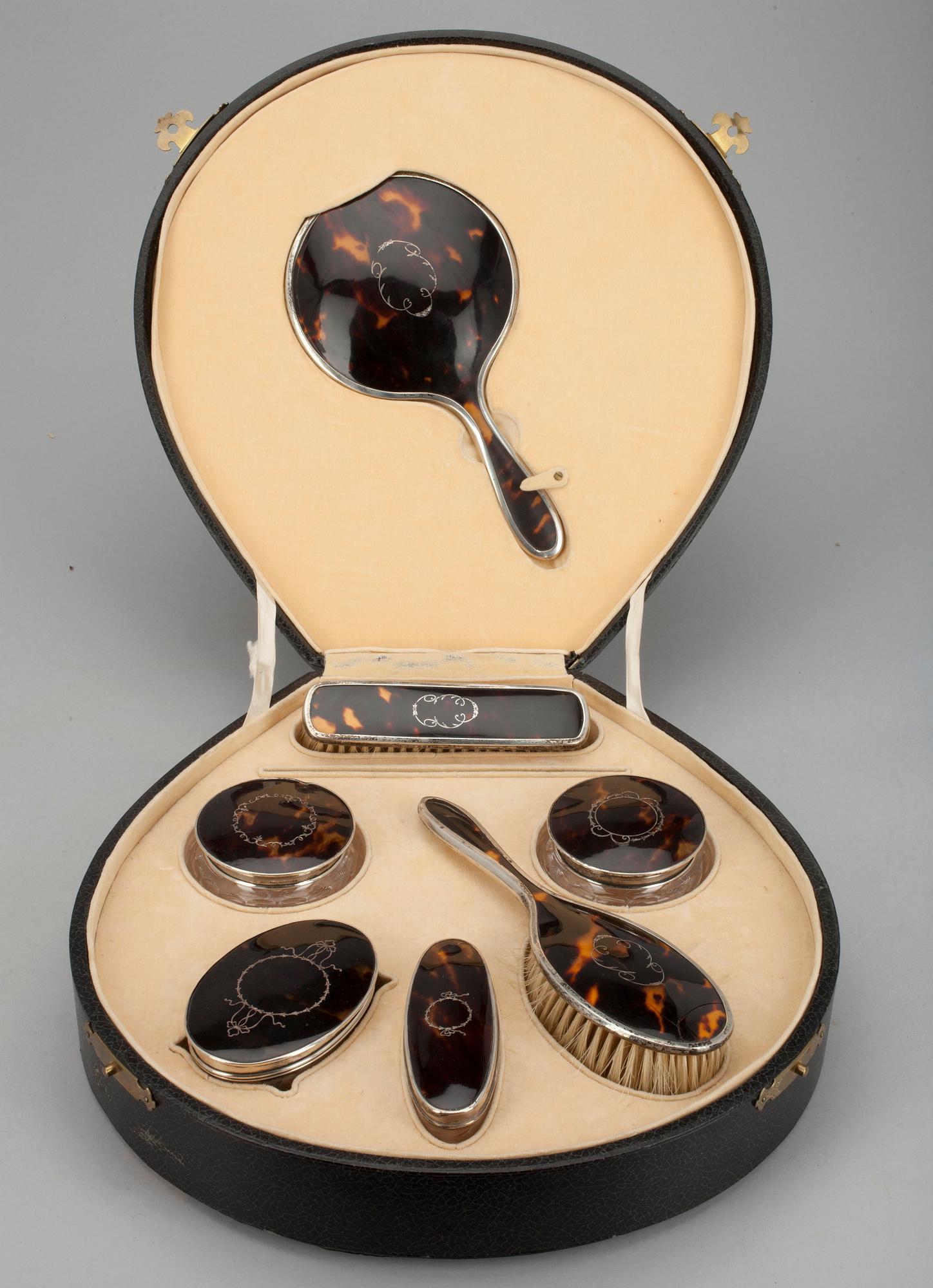 TOILETTSET, 7 delar, silver och sköldpaddsskal, Birmingham 1927.