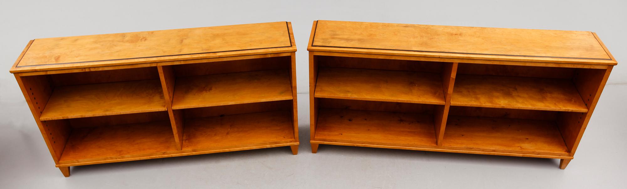 BOKHYLLOR, 2 st, 1900-talets första hälft.