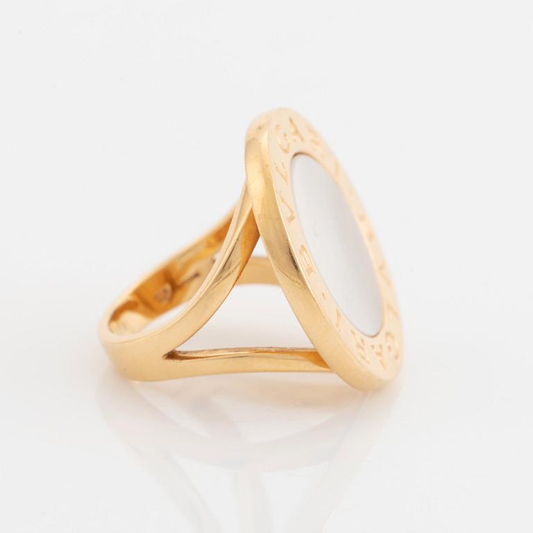 An 18K gold and mother of pearl Bulgari ring.