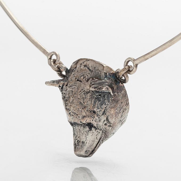 Eila Minkkinen, kaulakoru, karhu, sterlinghopea, 2017.
