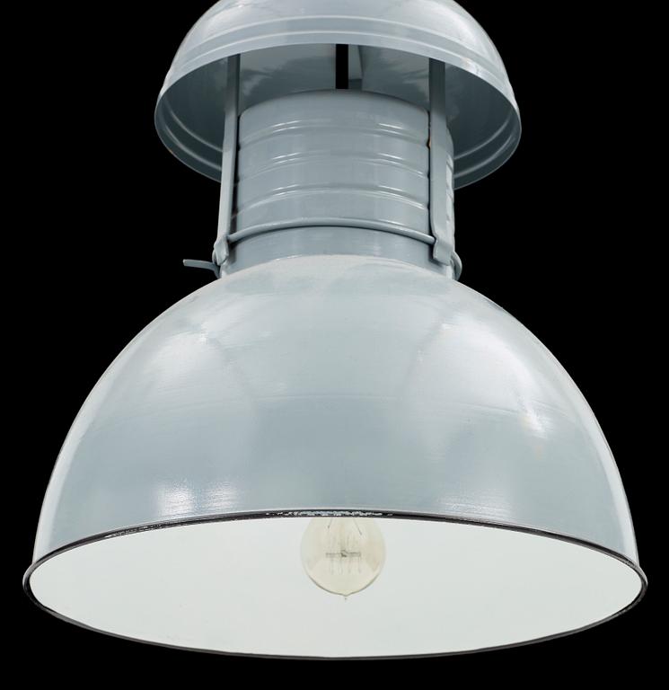 TAKLAMPA, industristil, 2000-tal. H ca 70 inkl hänganordning.