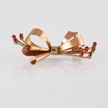 BROSCH, 18K guld med fasettslipade syntetiska rubiner, utländska stämplar. Vikt 7,8 gram.