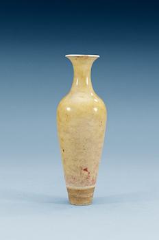 1553. A 'Peachbloom' glazed amphora vase, Qing dynasty (1644-1912) with Kangxi´s six character mark.