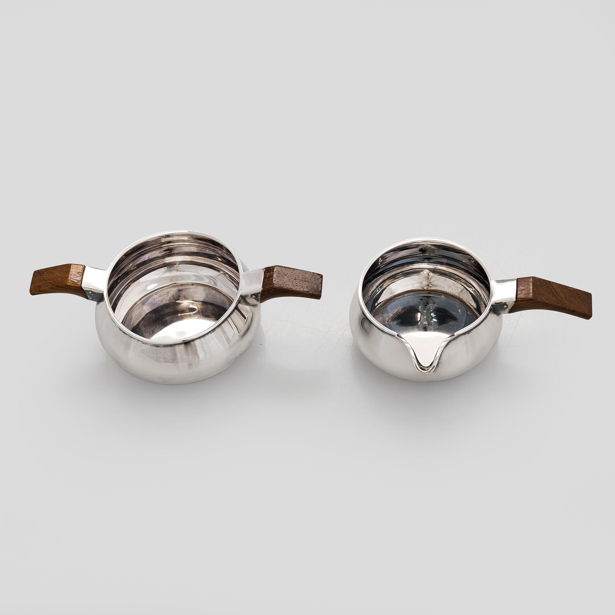 Anna-Greta Eker, Sokerikko ja kermakko, hopeaa ja mahonkia, Auran Kultaseppä oy, Turku 1963.