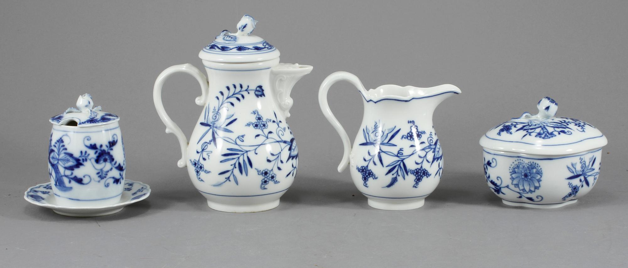 SERVISDELAR, 34 delar, porslin, "Lökmönstret", Meissen, 1900-talets andra hälft.