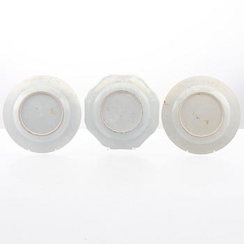 Tallrikar, tre stycken, porslin. Qingdynastin, Qianlong (1736-95).