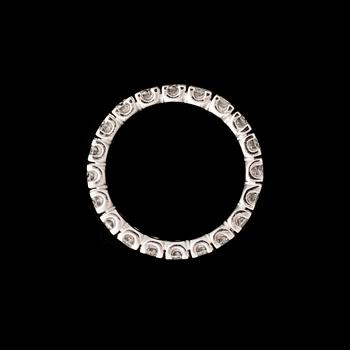 ALLIANSRING, 18K vitguld, briljantslipade diamanter tot. ca 1,30 ct. Vikt 2,6 g.
