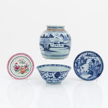 A blue and white jar with cover, a bowl and 2 dishes, Qing dynasty, 19th Century.