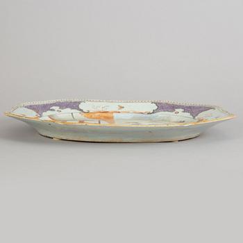 A large famille rose serving dish, Qing dynasty, Qianlong (1736-95).