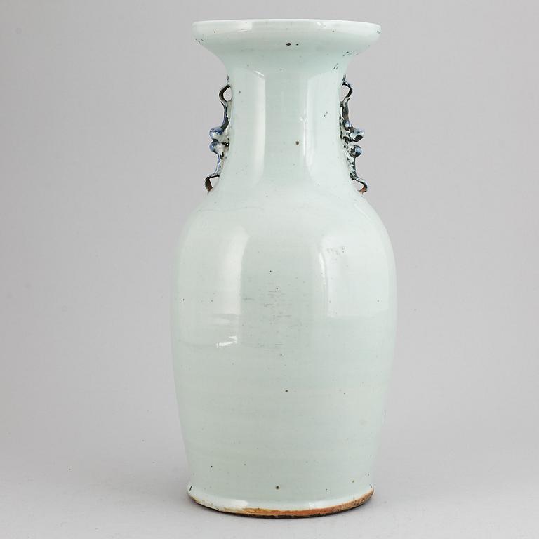A blue and white floor vase, Qing dynasty, 19th century.