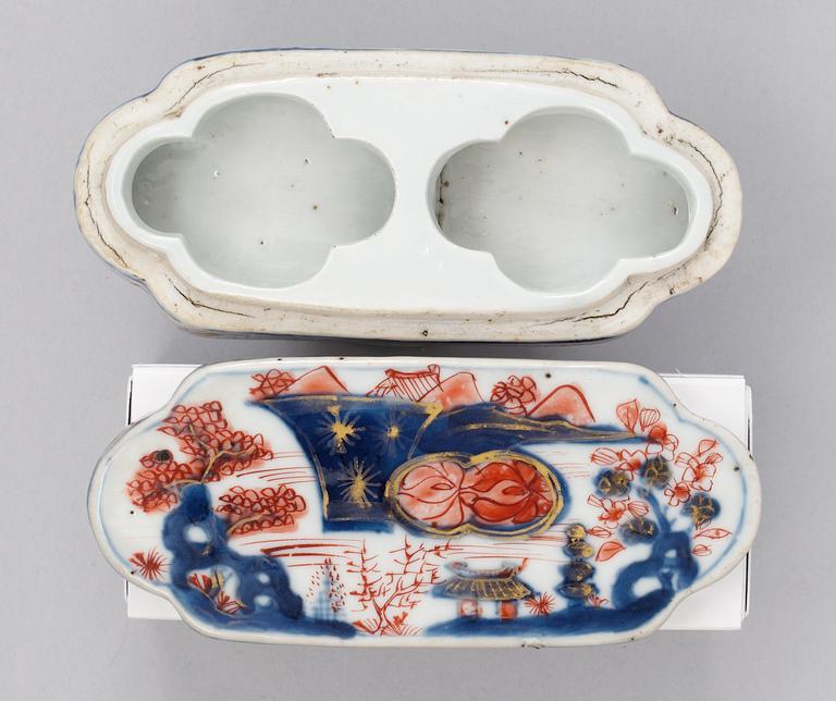 A rare Chinese imari stemmed spice box with cover, Qing dynasty, first quarter of 18th Century.