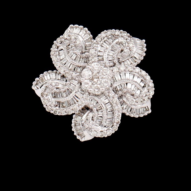 RING, 18 k vitguld, baguett- och briljantslipade diamanter tot 0.99 ct.