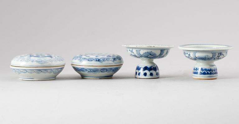 DOSOR, 2 st, SAMT SKÅLAR PÅ FOT, 2 st, porslin, Kina, 1800-tal.