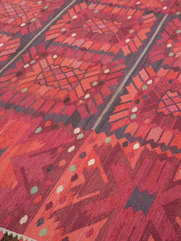 Barbro Nilsson, Matto, "Nejlikan röd", flat weave, ca 320-323 x 251 cm, signed AB MMF BN.