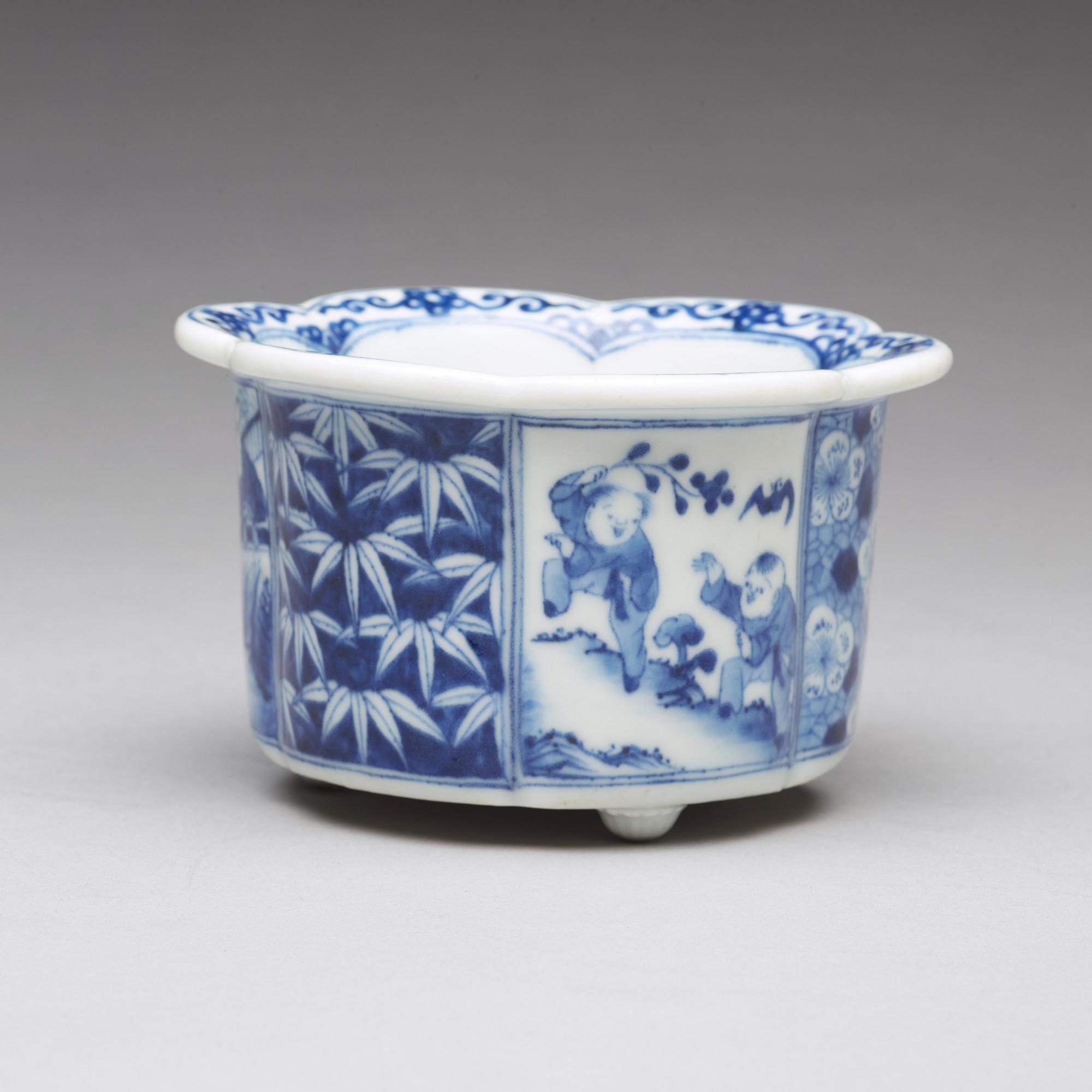 A blue and white porcelain pot / censer, Qing dynasty, circa 1700.