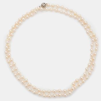 1061. A cultured pearl necklace.