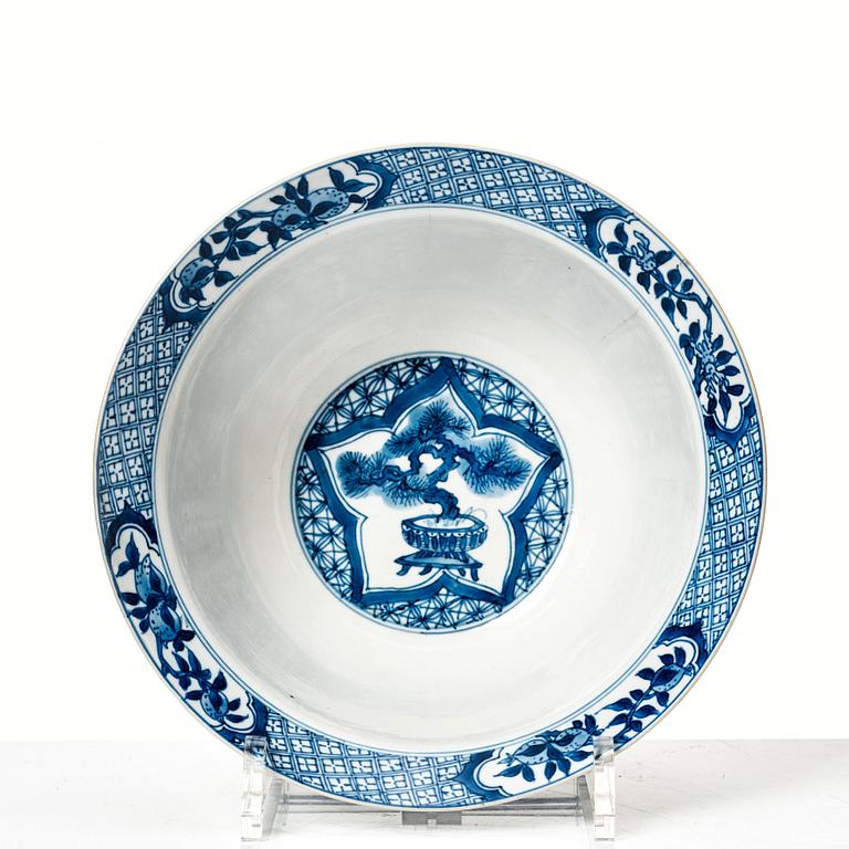 Skål, porslin. Qingdynastin, med Kangxis märke och period (1662-1722).