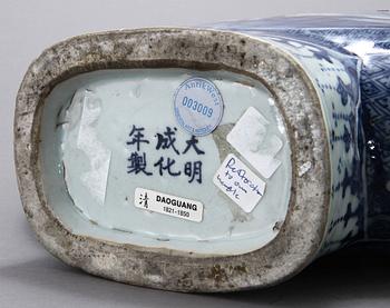 A large blue and white moon flask, late Qing dynasty.