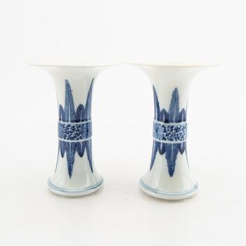 A pair of Chinese late Qing dynasty porcelain vases.