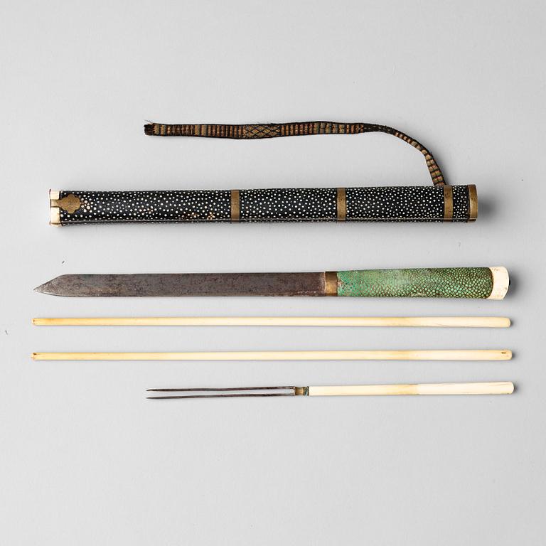 BESTICK, skinn, metall samt ben. Qingdynastin (1664-1912).