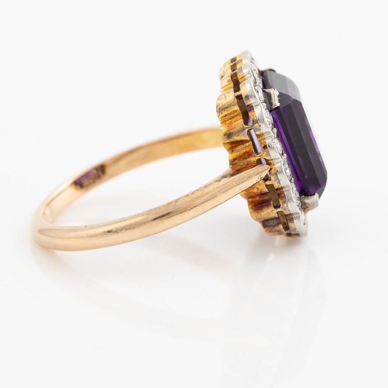 Ring in 18K gold with a faceted amethyst and octagon-cut diamonds.