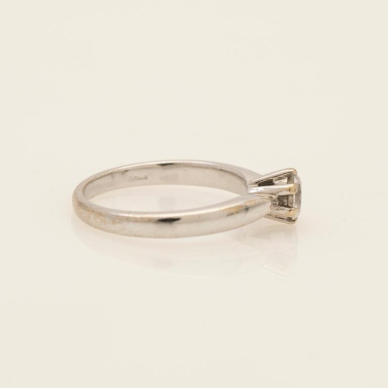 Ring, 18K white gold with round brilliant-cut diamond.
