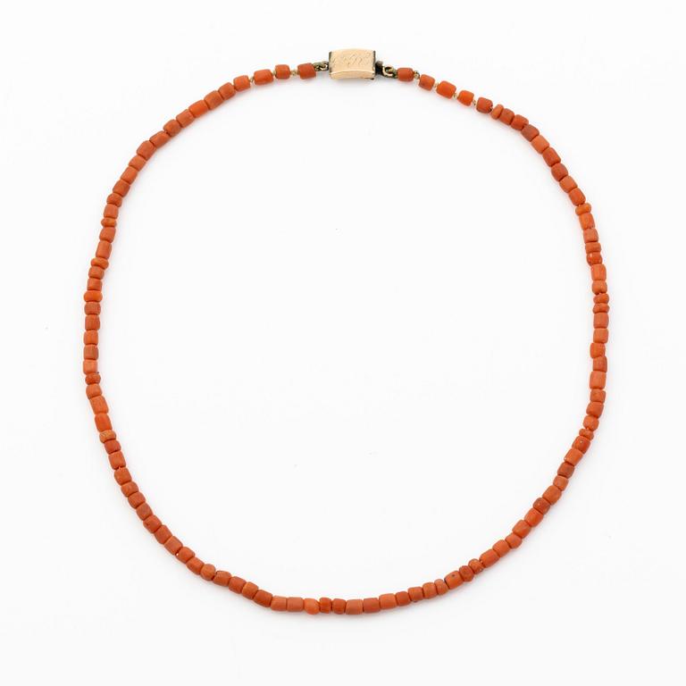 Collier, med korall.