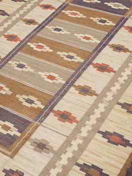 A CARPET, "Ljusa mattan", flat weave, 284,5 x 203,5 cm, signed MMF.