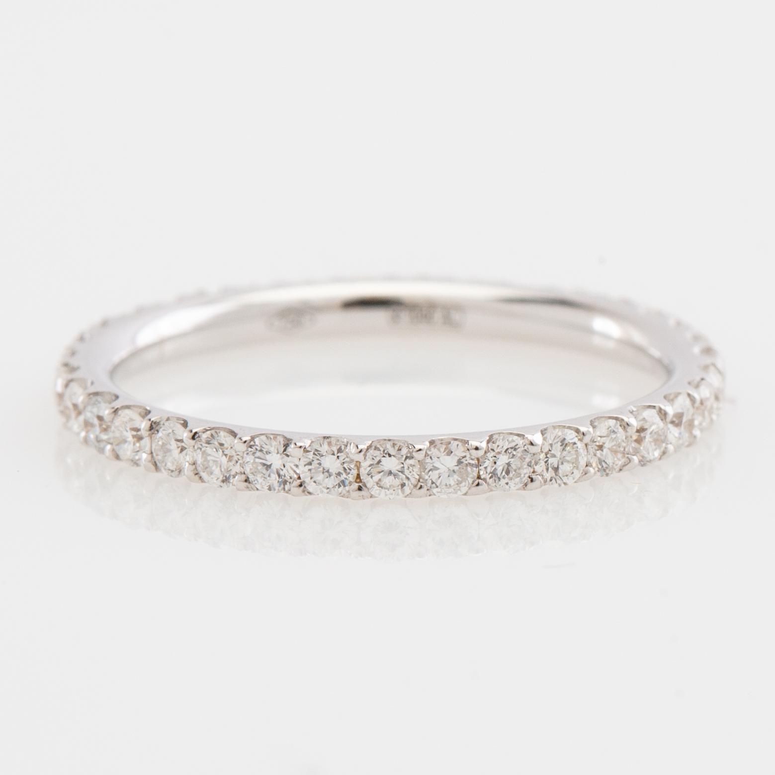 Alliansring, 18k vitguld med briljantslipade diamanter.