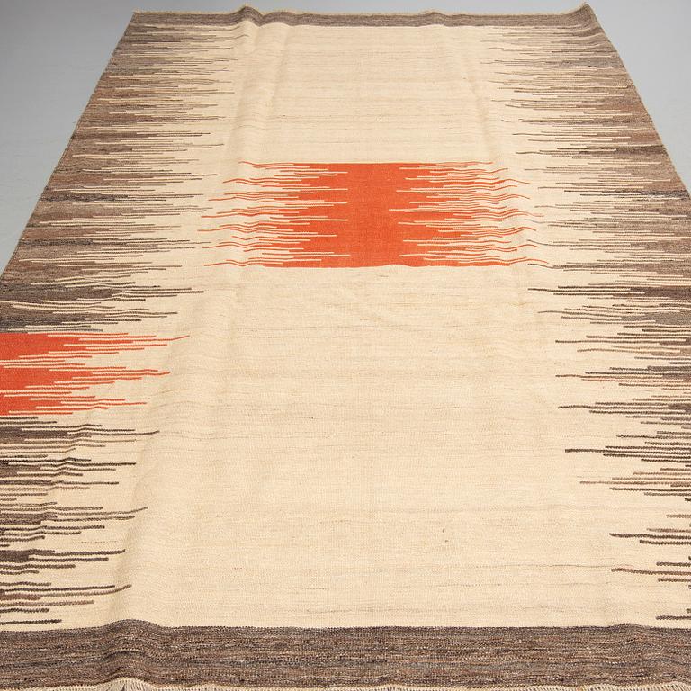 A PERSIAN FLATWEAVE, 305 x 202 cm.