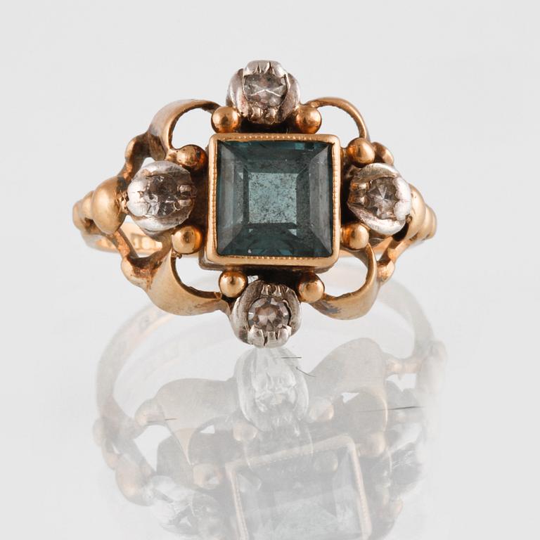 RING, 18K guld troligtvis med fasettslipade vita safirer samt blå topas, SJ &G, Göteborg. Vikt 4,7 gram.