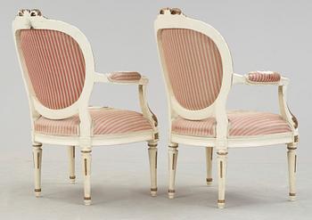 KARMSTOLAR, ett par, gustaviansk stil, 1900-talets första hälft.