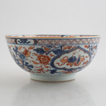 An Imari porcelain bowl and four plates, China, qing dynasty, 18th century.