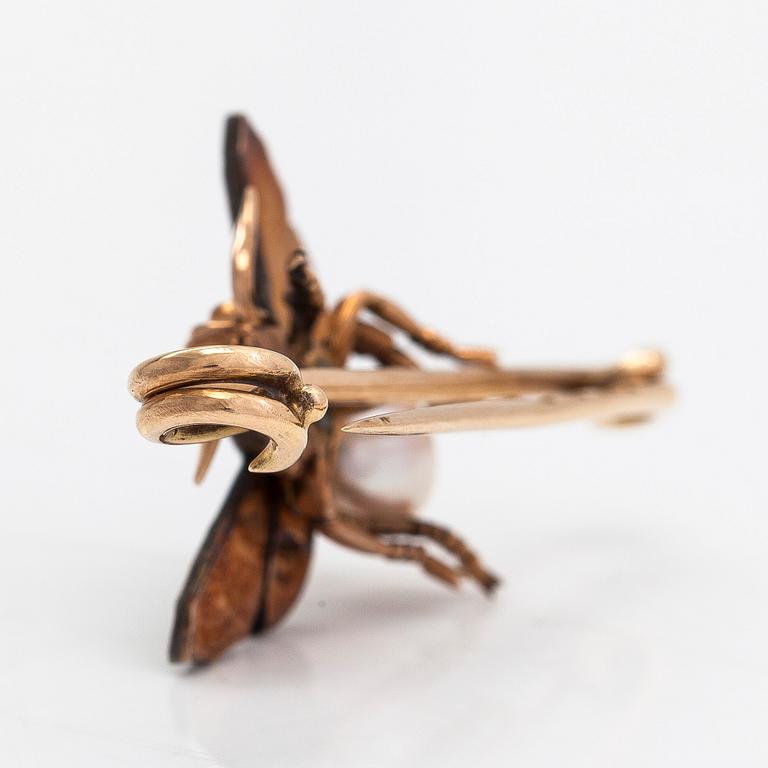 Brooch in the shape of a fly, 14Kgold with rose-cut diamonds and cultured pearl. Russia, Early 20th-century.