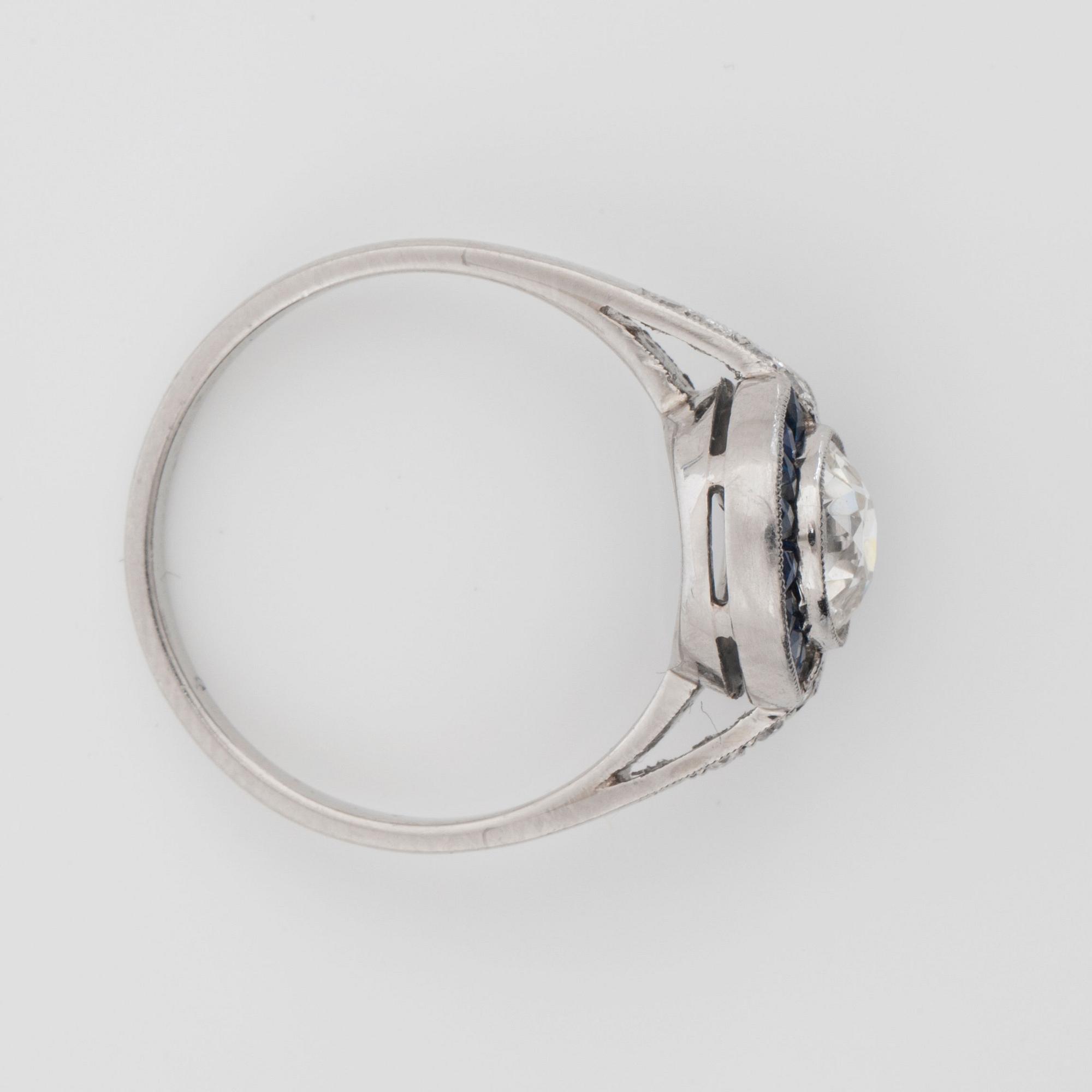 RING med safirer och diamant med äldre slipning ca 1.00 ct. Kvalitet ca H/VS. Art Deco.