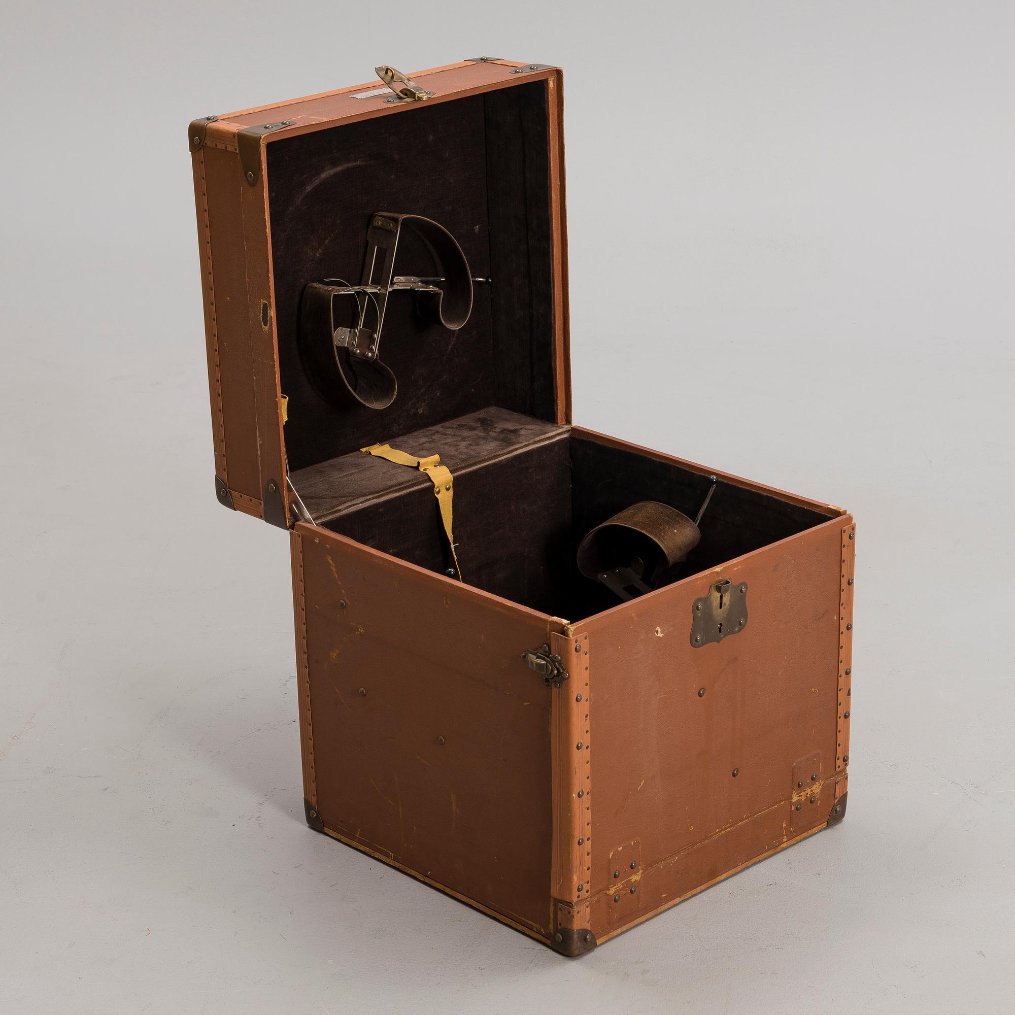HAT BOX, "The up to date", marked Brevete SGDG, early 20th century.