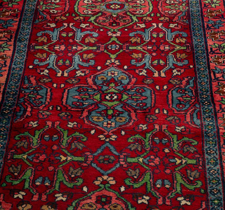 A runner, semi-antique Bidjar, 555 x 112 cm.