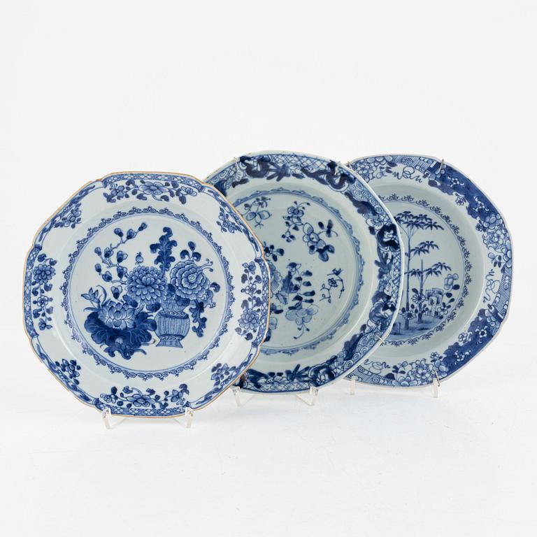 A group of three Chinese export porcelain plates, Qingdynasty, Qianlong (1736-95).